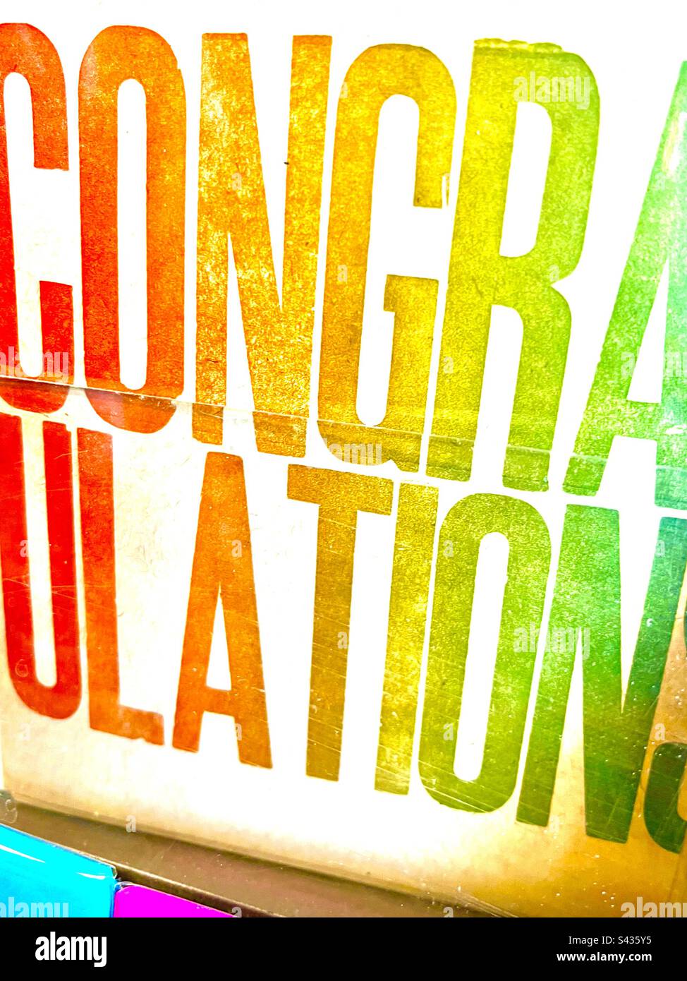 Astratto con colorate lettere al neon arcobaleno su sfondo bianco, dice CONGRATULAZIONI. Foto Stock