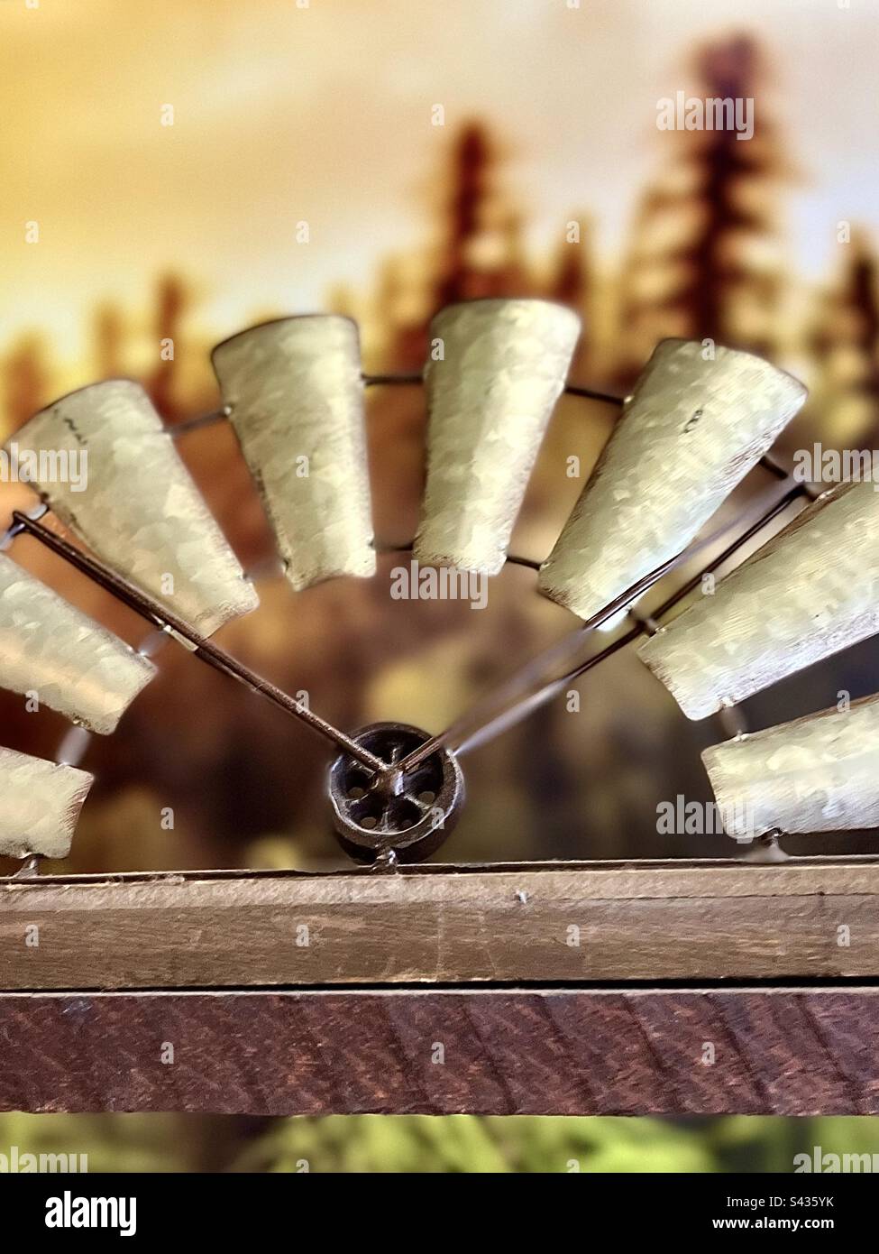 Guardando fuori dalla finestra di casa di campagna.. Orologio in cornice finestra con tramonto e natura sullo sfondo. Include lo spazio di stampa. Foto Stock