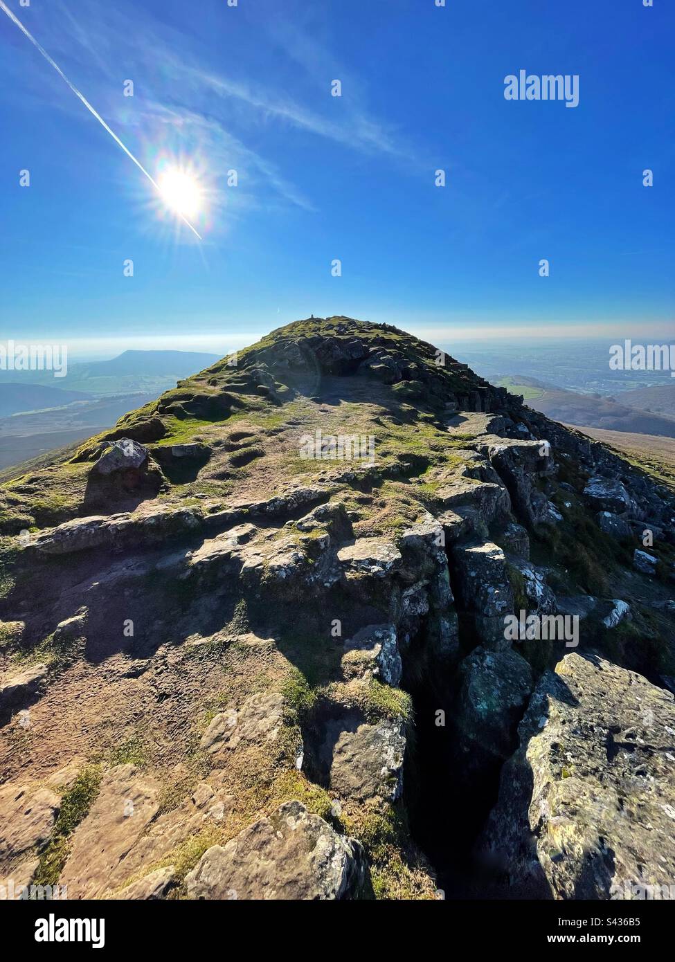 Alba sul monte Sugarloaf, Abergavenny, Brecon Beacons, Galles, aprile. - Immagine stock catturata con smartphone