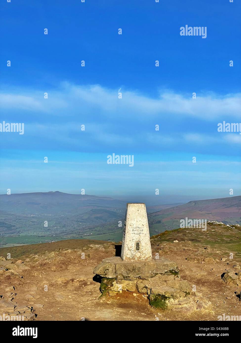 Punto trigonometrico del vertice sul monte Sugarloaf, Abergavenny, Brecon Beacons, Galles. Pen y Fan e Corn Du visibile in lontananza. - Immagine stock catturata con smartphone