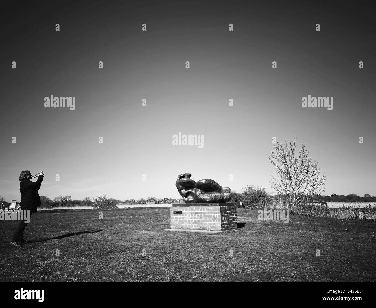 Henry Moore figura sdraiato Snape Maltings Suffolk Inghilterra - Immagine stock catturata con smartphone