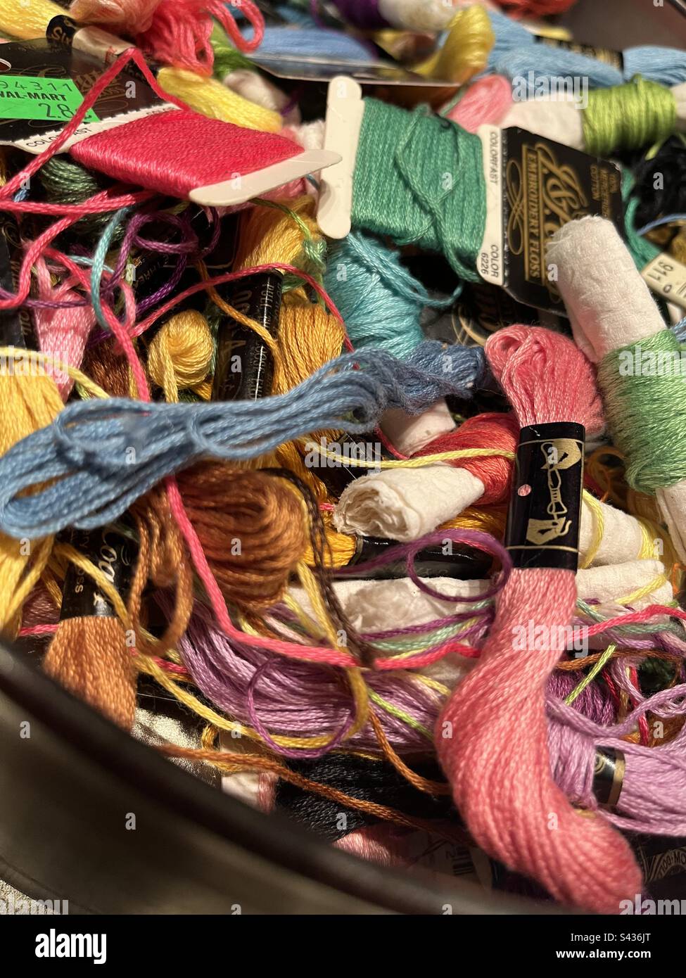 Selezione colorata di fili da ricamo. Foto Stock