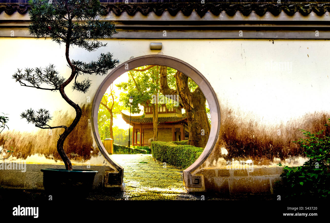 Porta d'ingresso alle pareti in un tradizionale giardino cinese al parco cittadino di Kowloon a Hong Kong Foto Stock