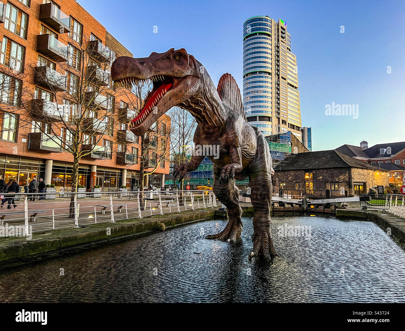 Dinosauro Spinosaurus al Granary Wharf nel centro di Leeds Foto Stock