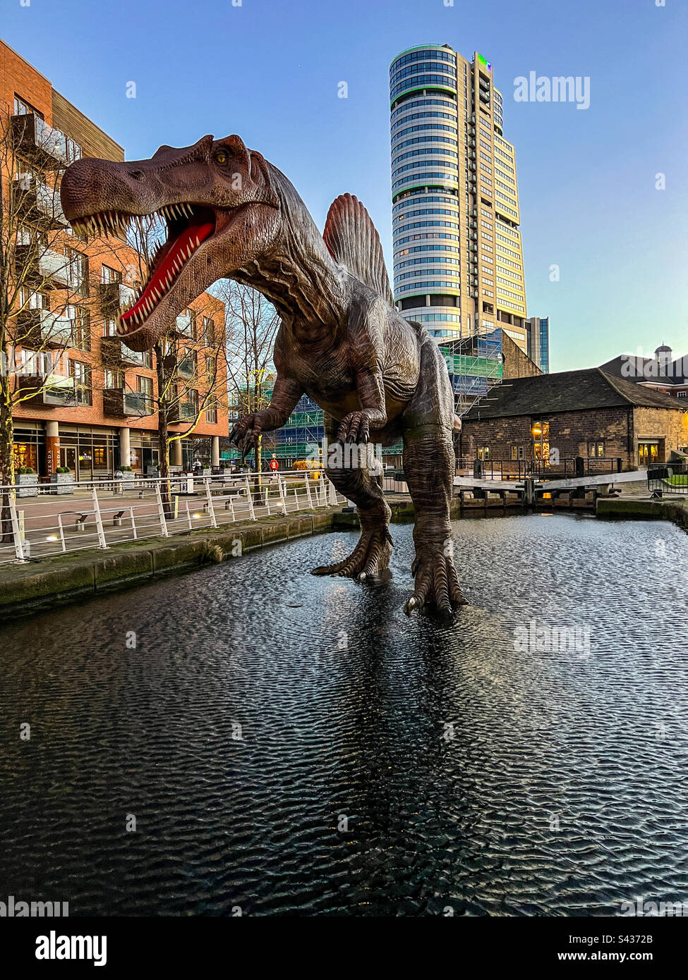 Dinosauro Spinosaurus al Granary Wharf nel centro di Leeds Foto Stock