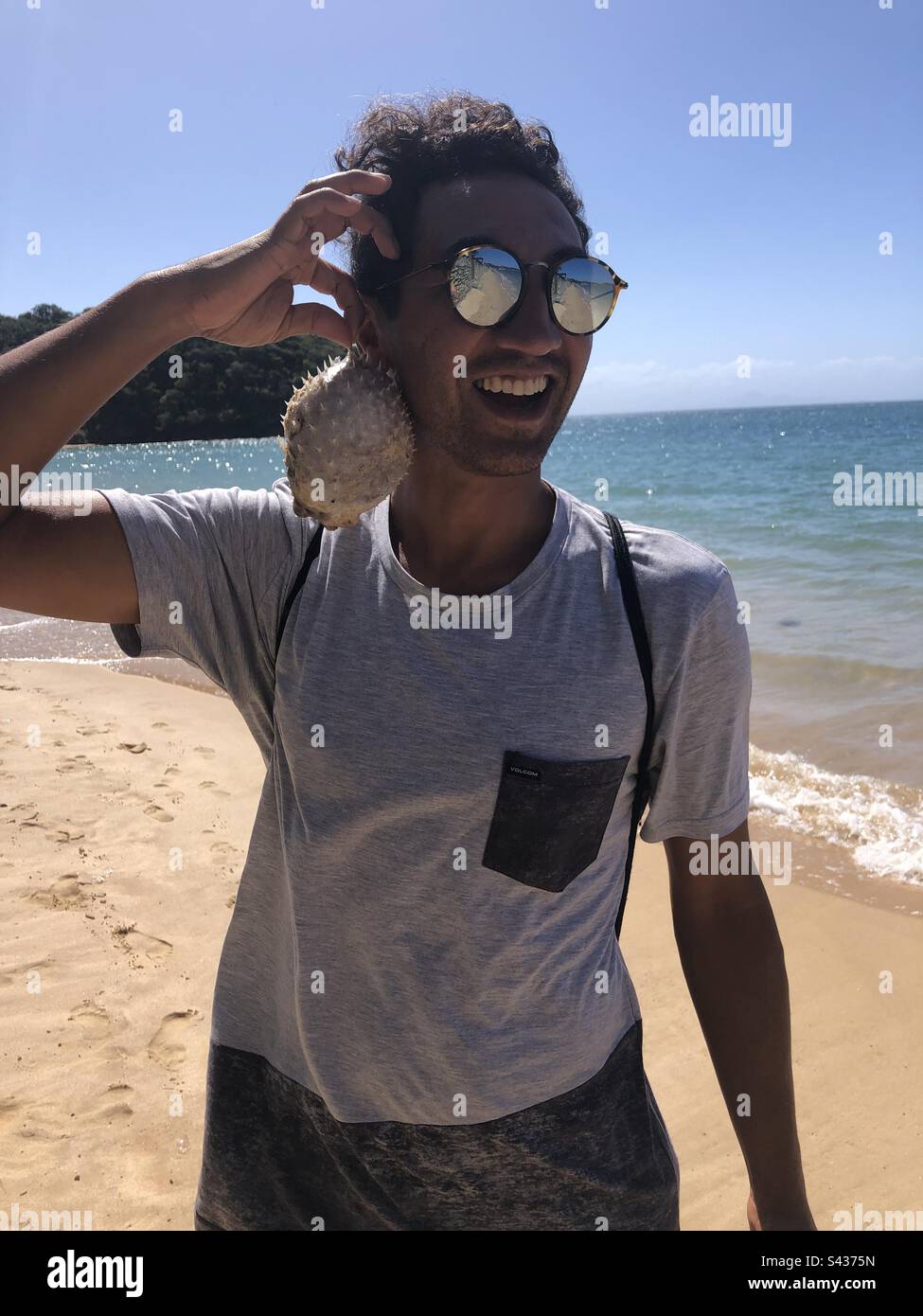Un giovane che si diverte sulla spiaggia. Foto Stock