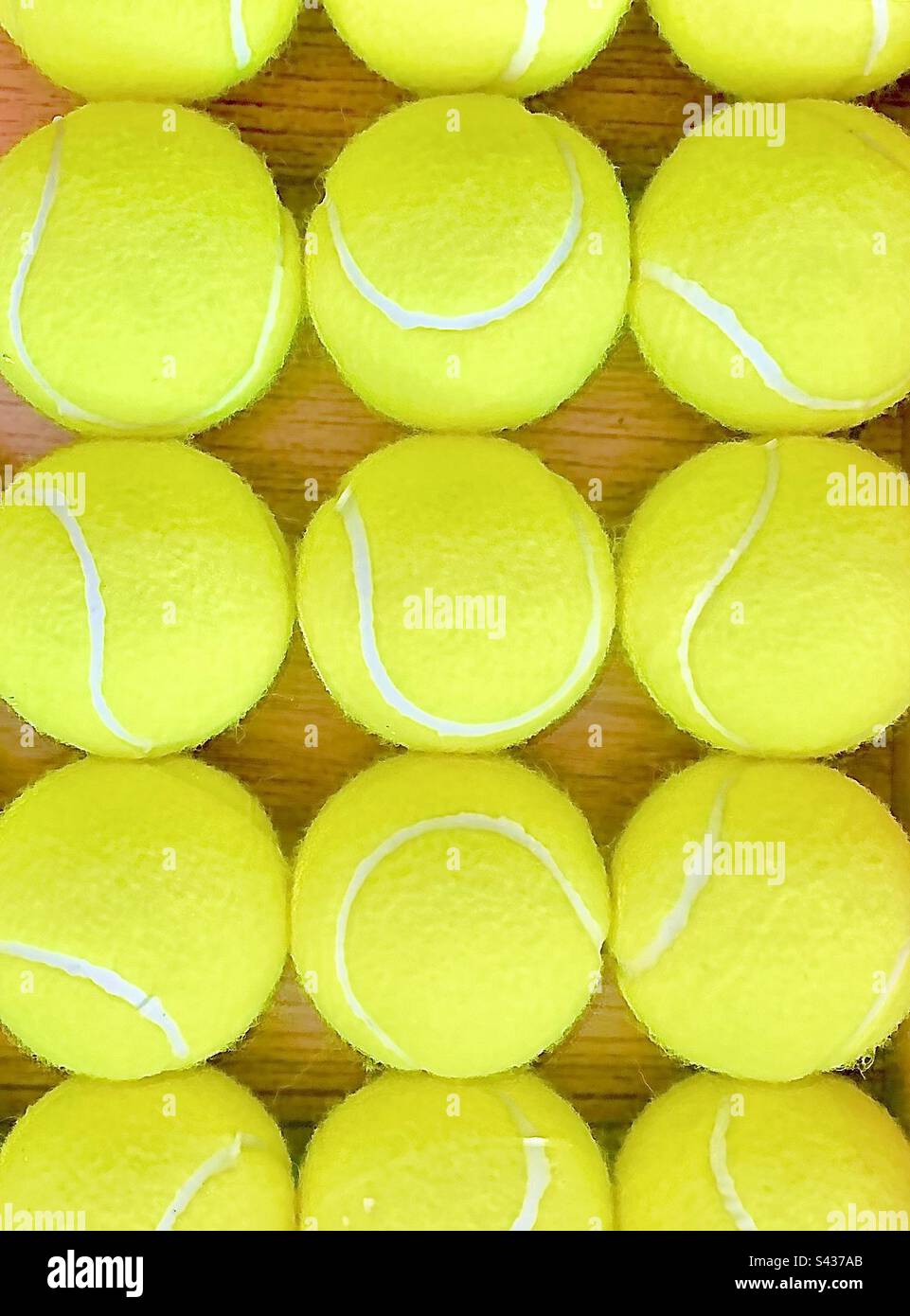 15 palle da tennis. Tre file di cinque palle da tennis riempiono l'intero telaio. Foto Stock