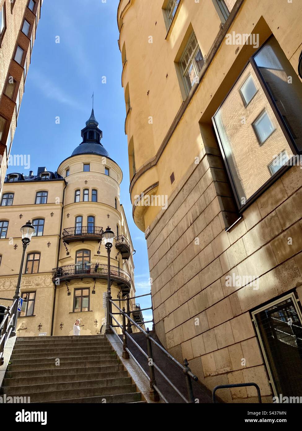 Gli esterni degli edifici tradizionali, dipinti in giallo e arancione, si affacciano sulle strette strade della città vecchia di Stoccolma, Gamla Stan, in Svezia - Immagine stock catturata con smartphone