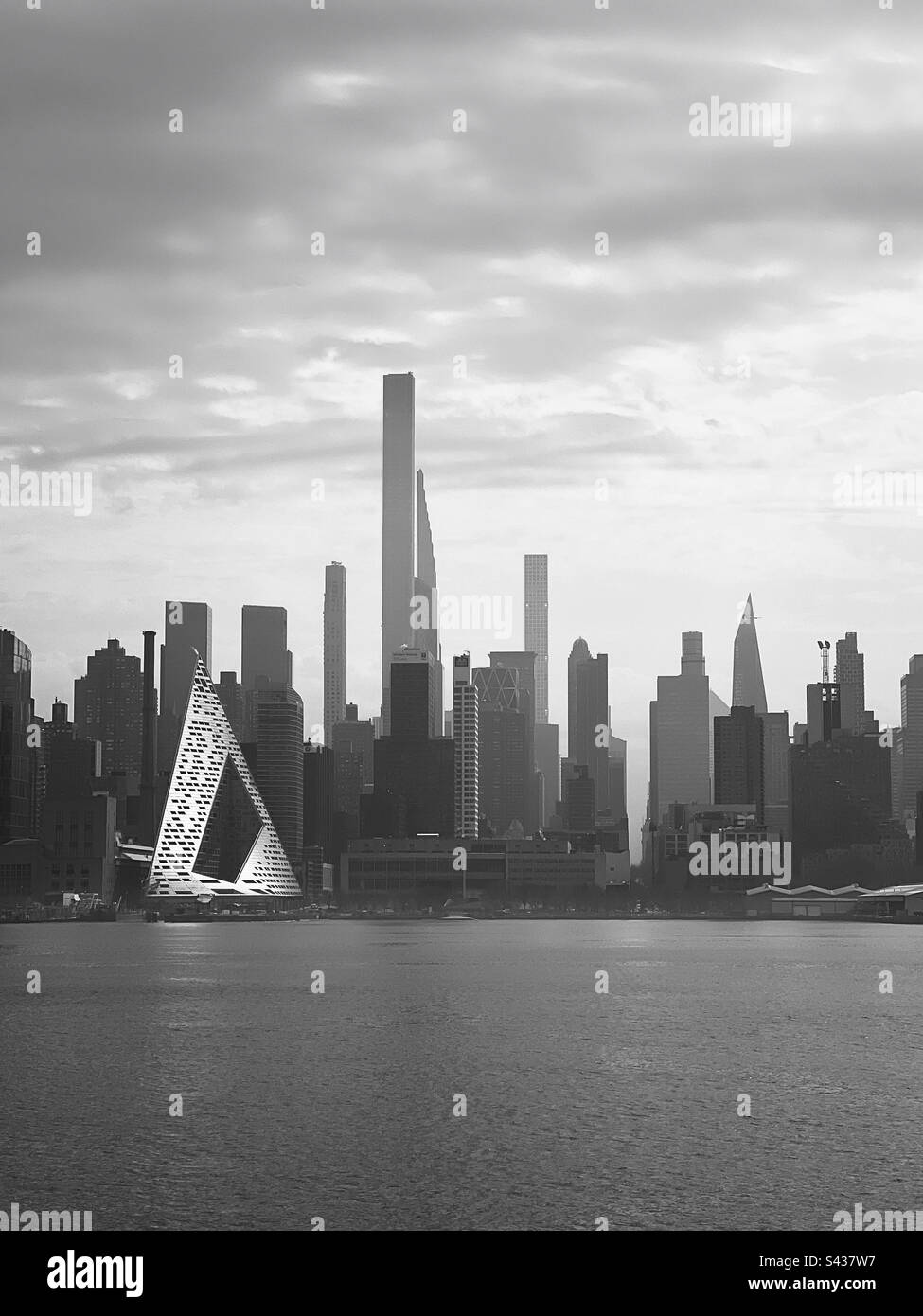 Skyline della città di Midtown Manhattan, New York City, USA, visto da un traghetto che attraversa il fiume Hudson. - Immagine stock catturata con smartphone