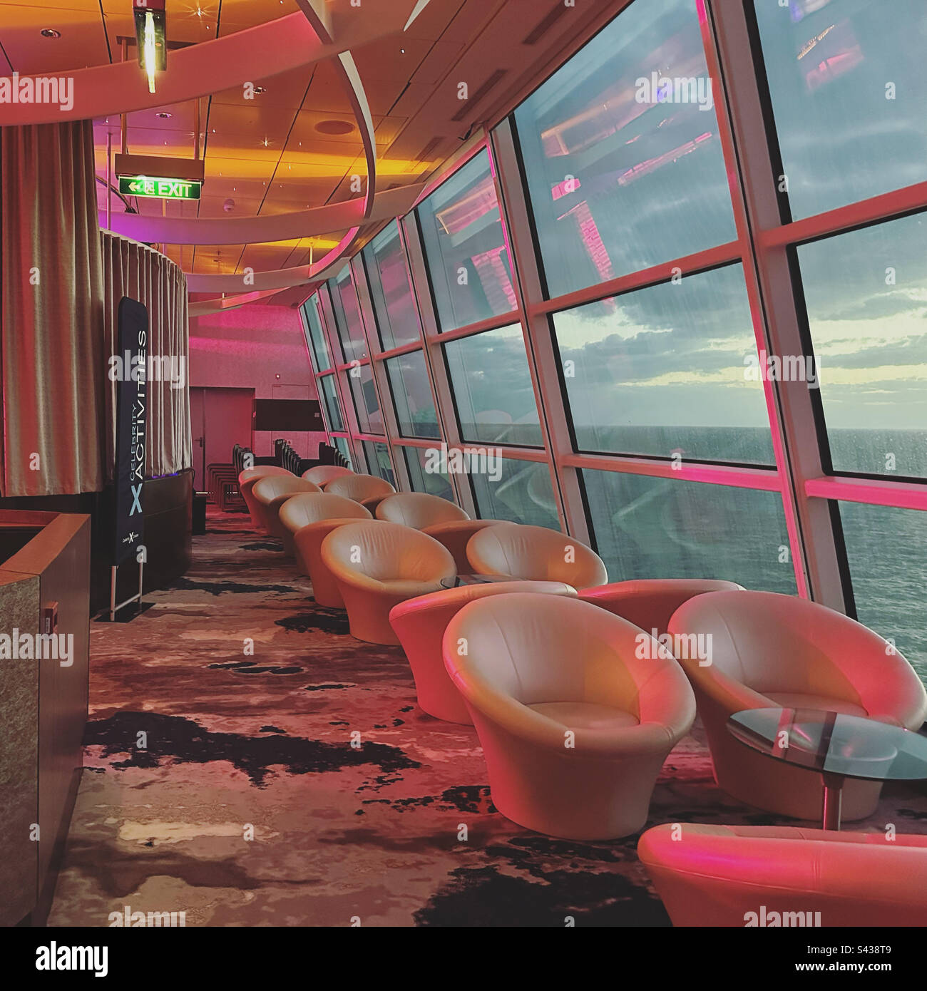 La Sky Lounge, Celebrity Silhouette, durante una crociera da Miami, Florida, Stati Uniti a Cozumel, Messico Foto Stock