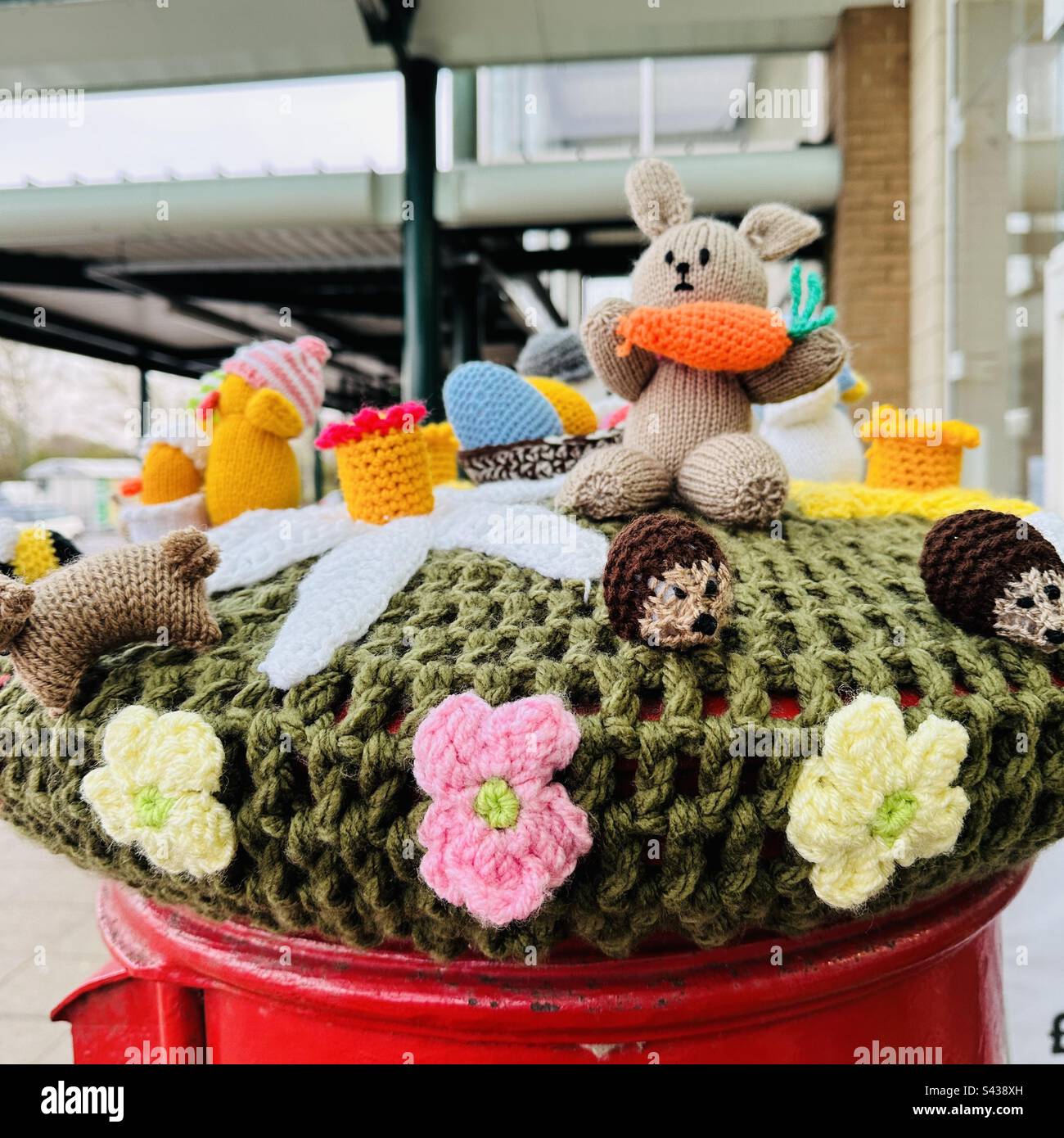 Coprimaterasso della scatola di posta Royal britannica di Easter Bonnet - Immagine stock catturata con smartphone