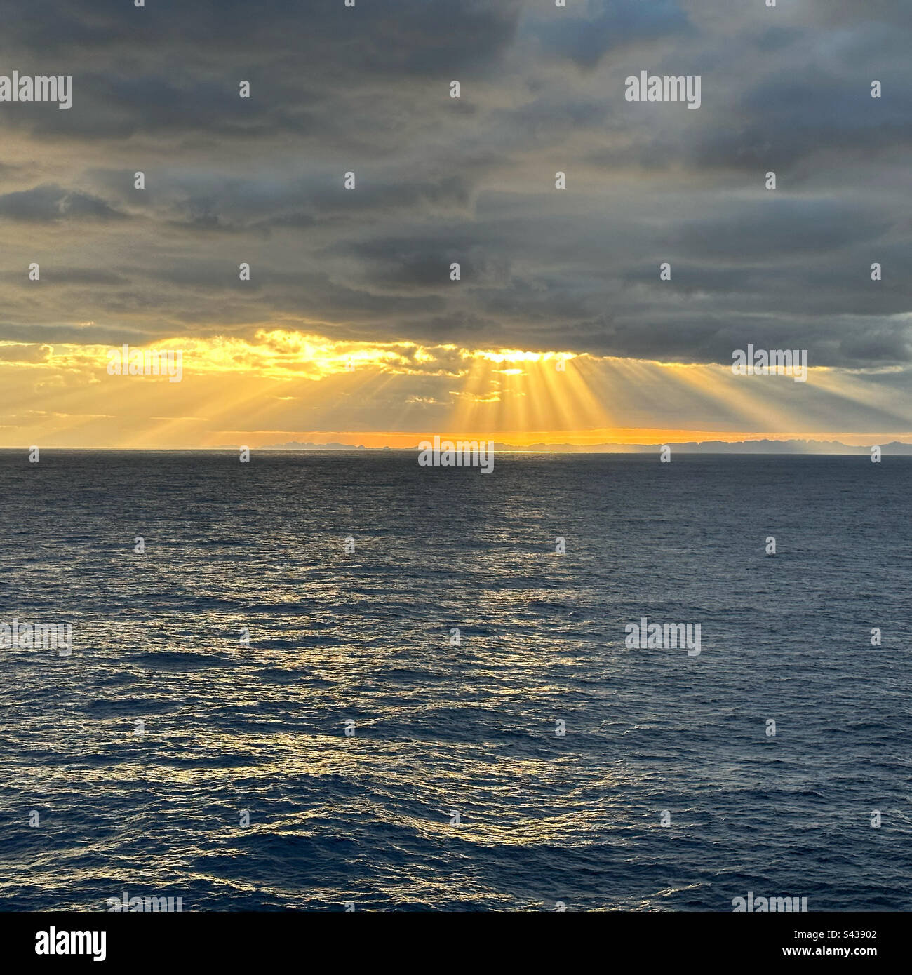 Sole dietro le nuvole sul Golfo del Messico visto da una nave da crociera Foto Stock