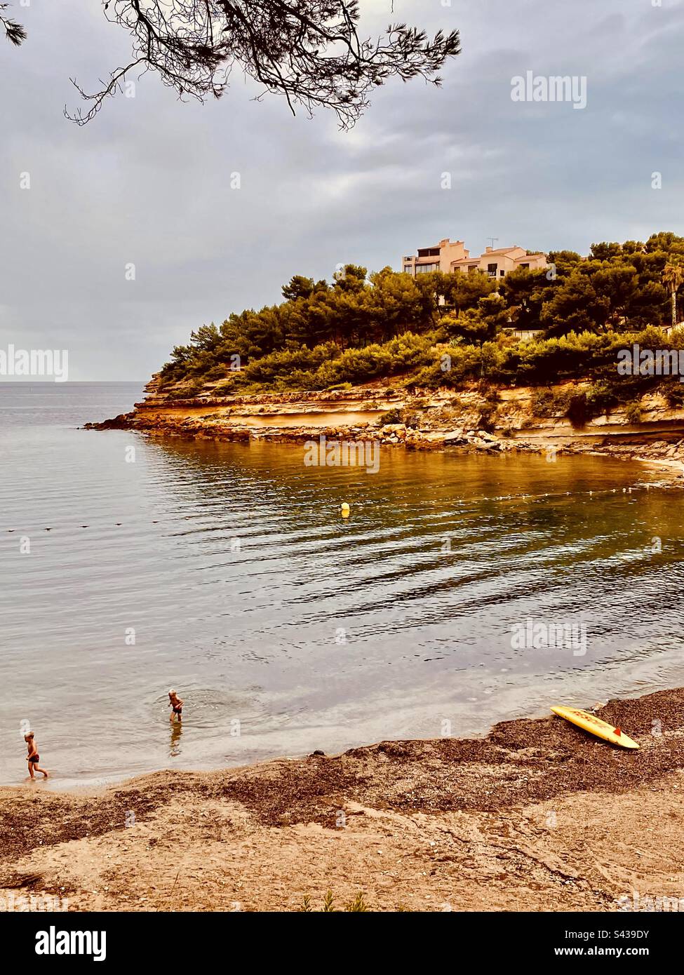 Tranquilla giornata estiva, giornata sulla spiaggia nel sud della Francia Foto Stock