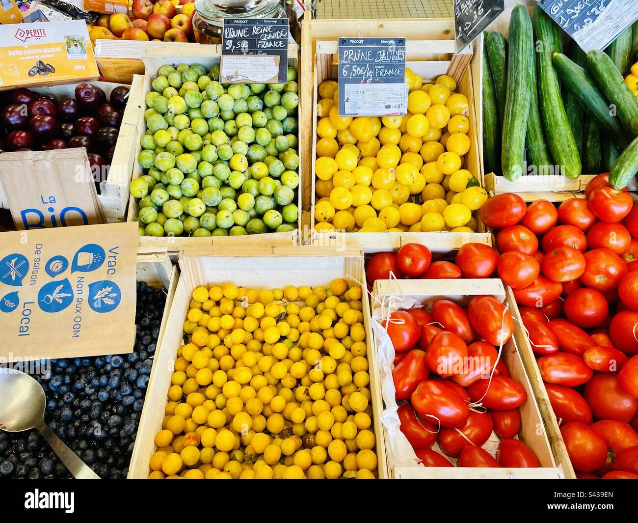 Abbondante raccolta di frutta e verdura colorata. Il mercato agricolo di cornucopia. Pomodori, prugne, mirtilli, cetrioli - Immagine stock catturata con smartphone