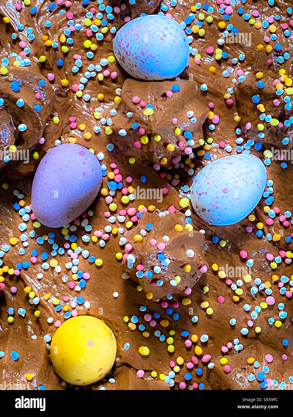 Una torta di pasqua decorata con mini uova e cioccolato Foto Stock