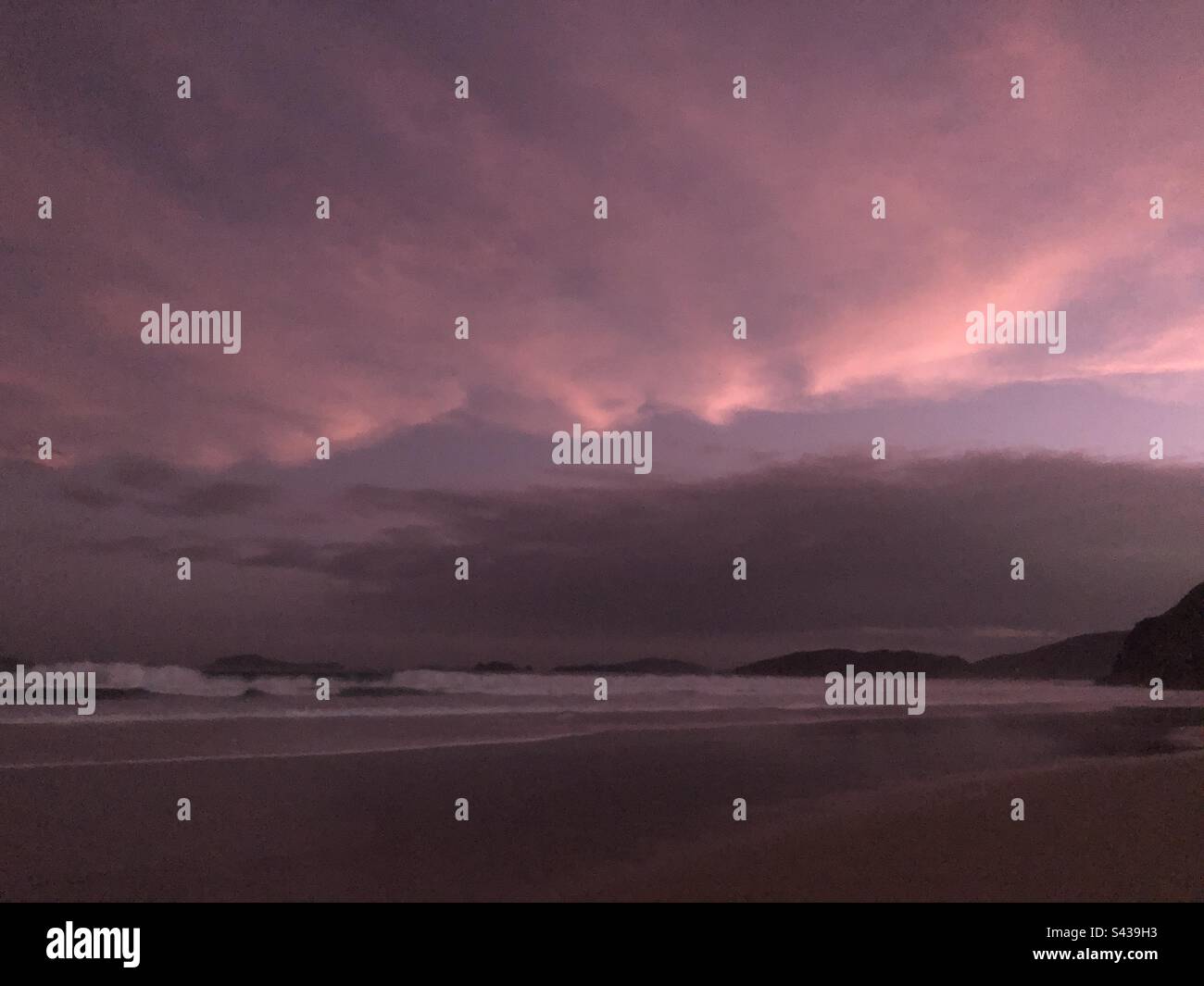 Magico tramonto magenta. - Immagine stock catturata con smartphone