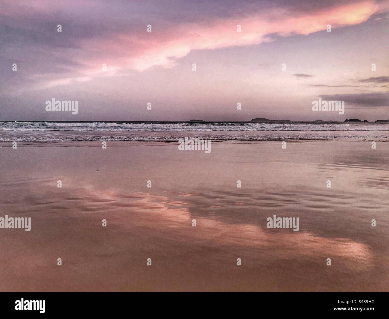 Tramonto rosa polveroso sul mare. Foto Stock