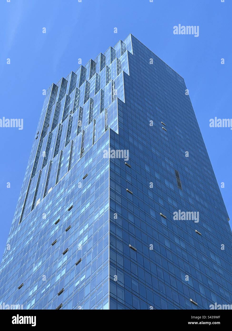 Particolare del grattacielo di vetro (Avery 450, San Francisco) che riflette il cielo blu chiaro Foto Stock