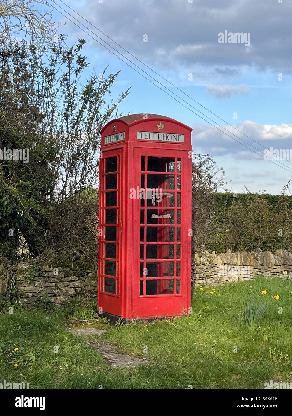 Telefono rosso nel villaggio di Cotswold - Immagine stock catturata con smartphone