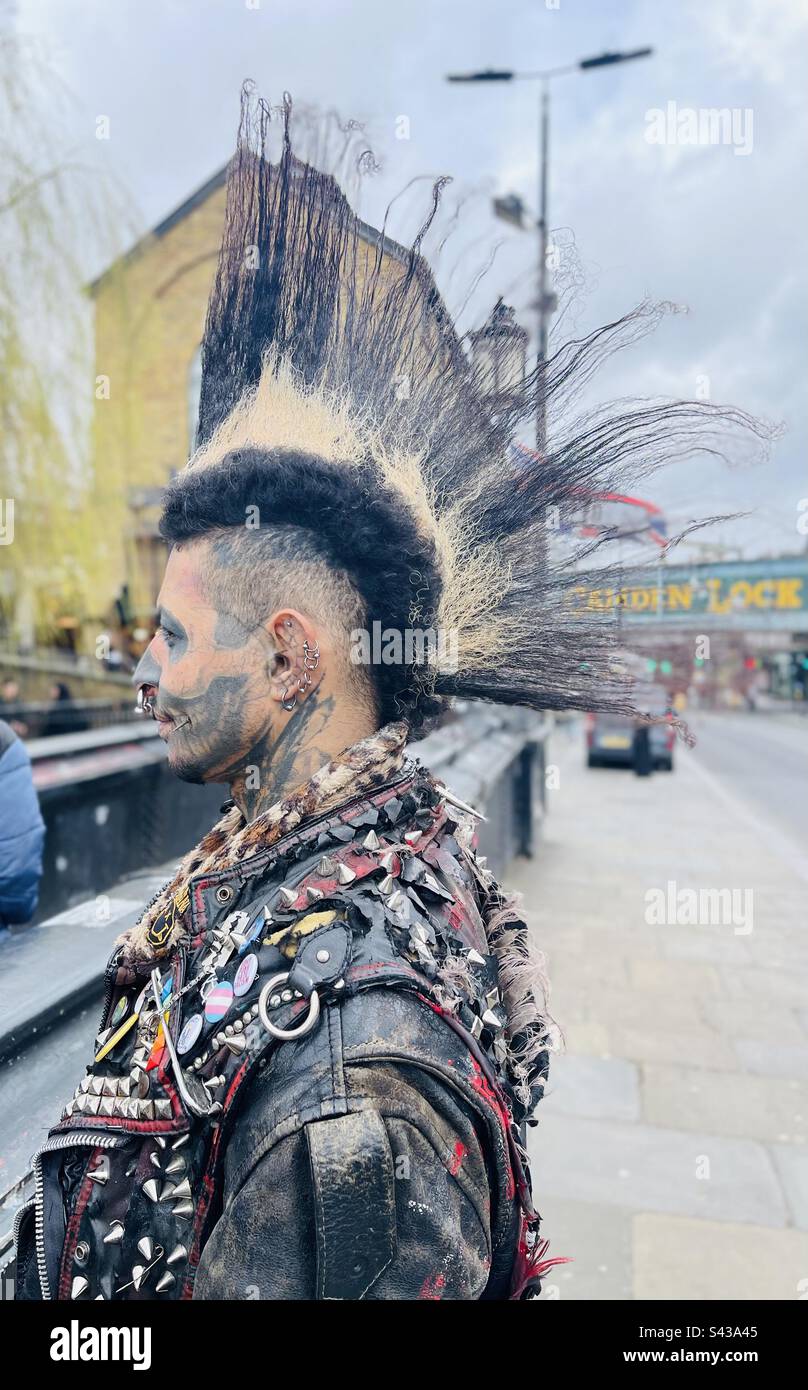 Un uomo punk britannico nella zona di mercato di Camden a Londra, Regno Unito. Foto Stock