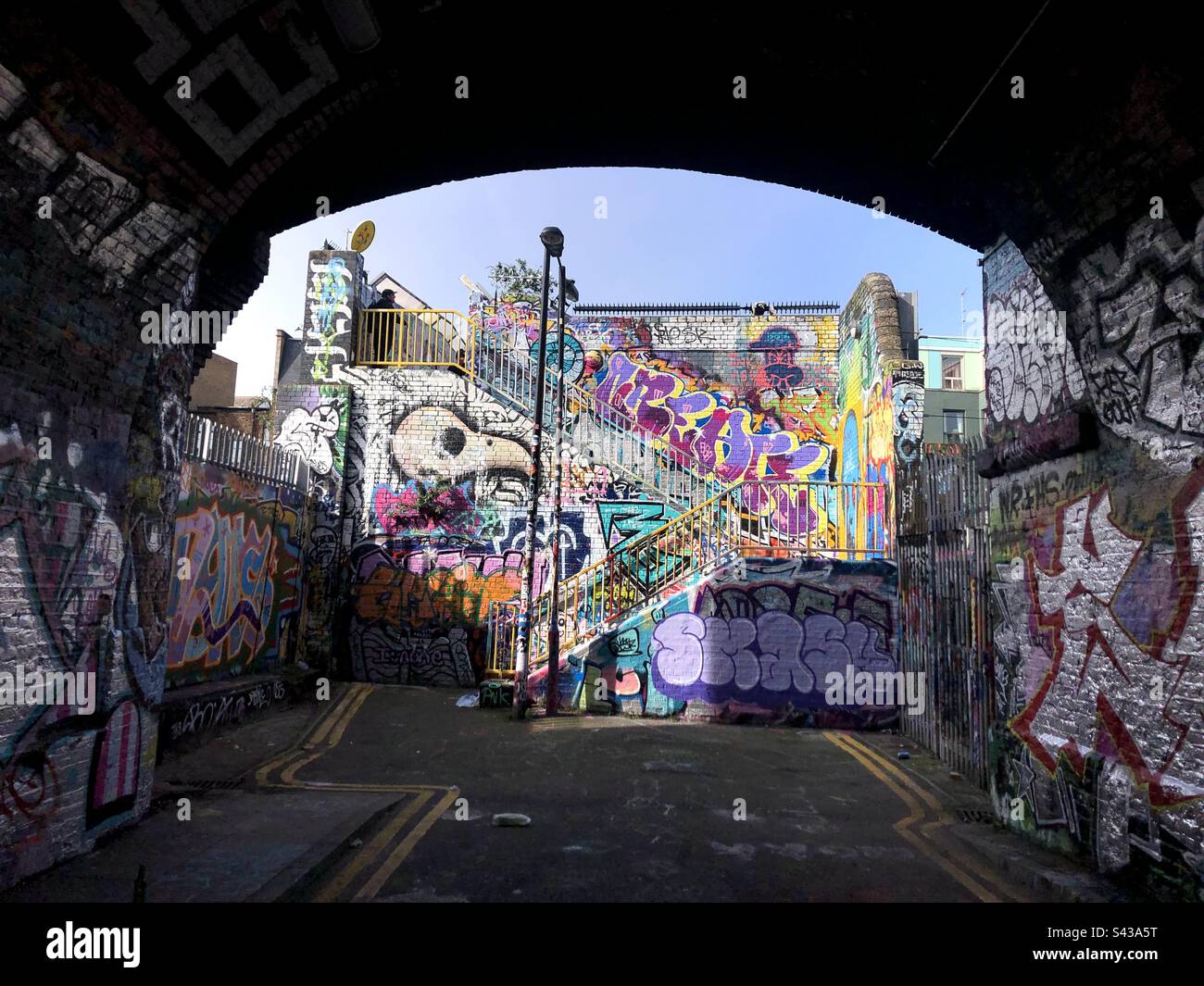 Graffiti e murales della terra urbana a Shoreditch, Londra est, Inghilterra, Regno Unito Foto Stock