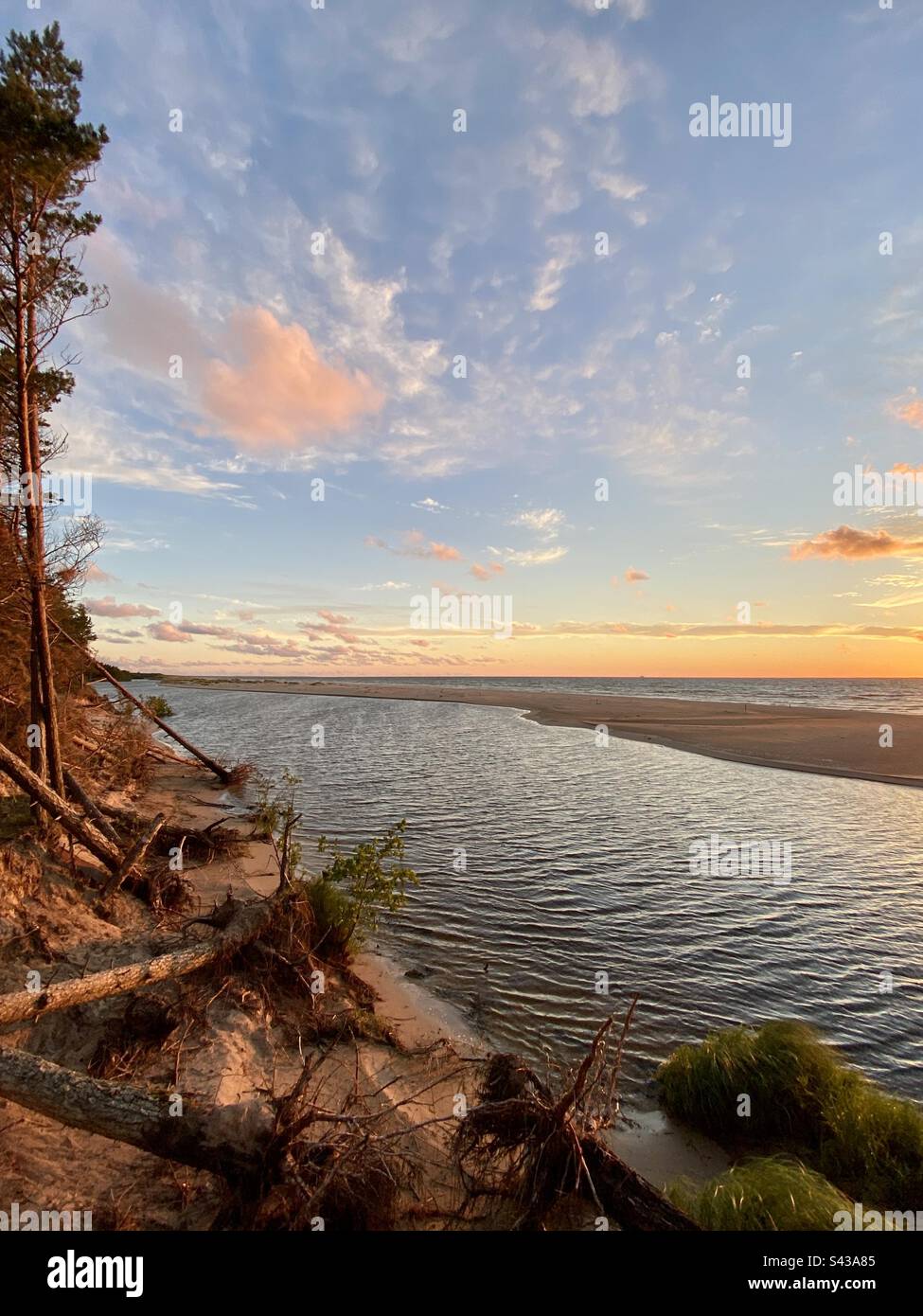 Sole serale in estate a Kurzeme, Lettonia - il luogo dove il fiume Irbe sfocia nel Mar Baltico. - Immagine stock catturata con smartphone