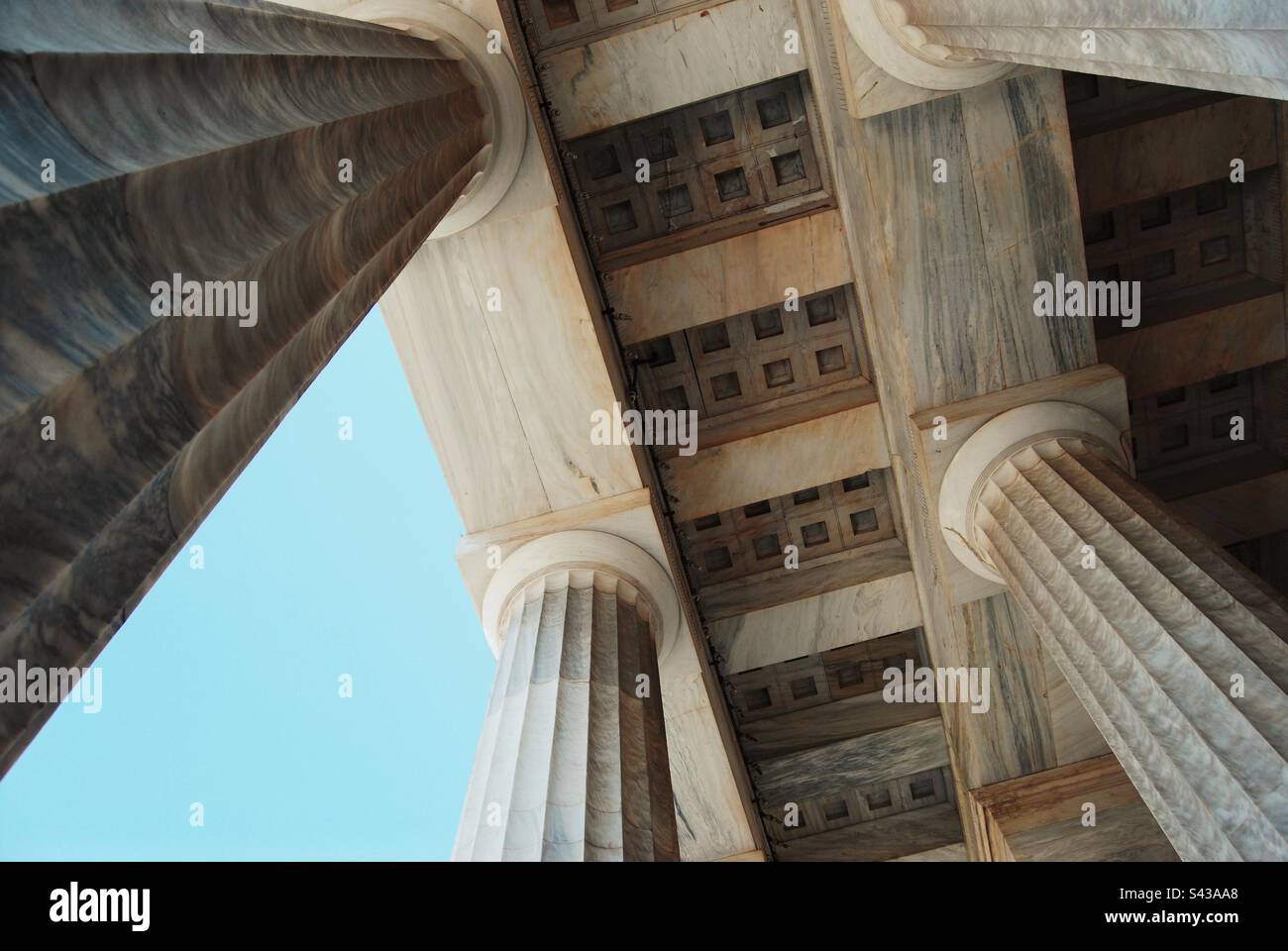 Soffitto in pietra bianca e colonne ad Atene, Grecia Foto Stock