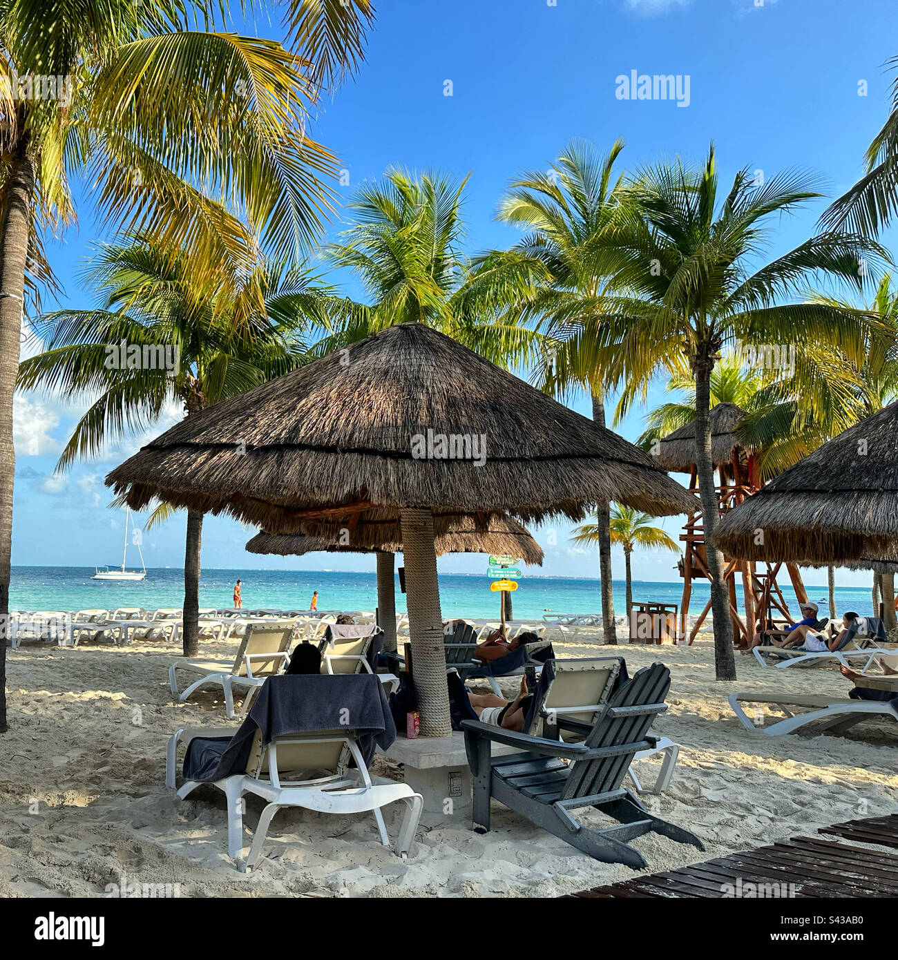 Palapas sulla spiaggia, InterContinental Presidente Cancun Resort, Hotel zone, Cancun, Quintana Roo, Penisola dello Yucatan, Messico Foto Stock
