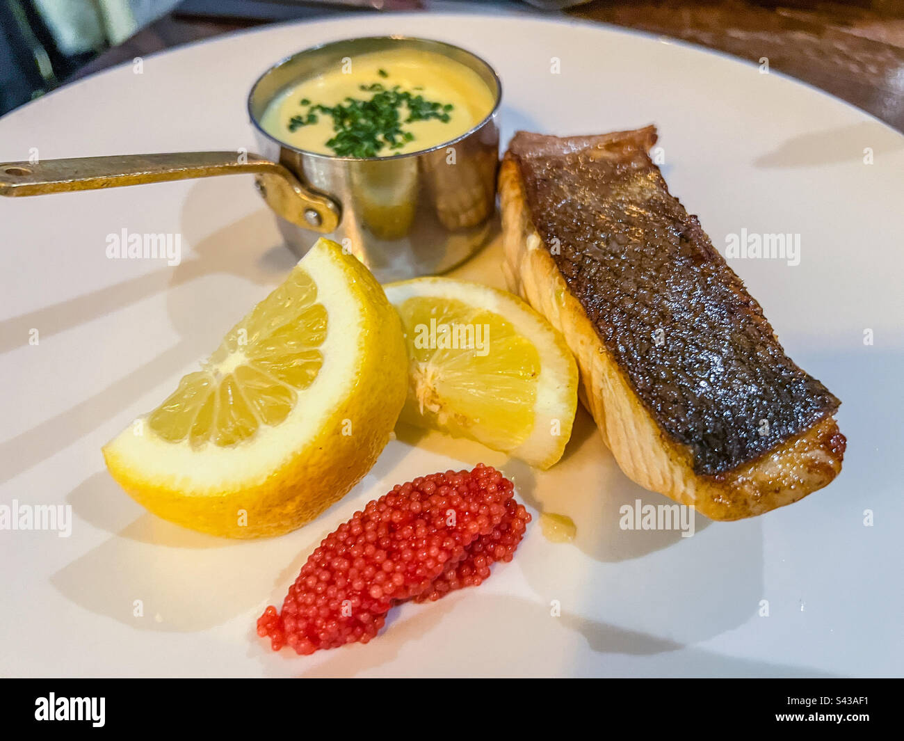 Filetto di salmone scozzese arrosto in padella, caviale e salsa di agiù Foto Stock
