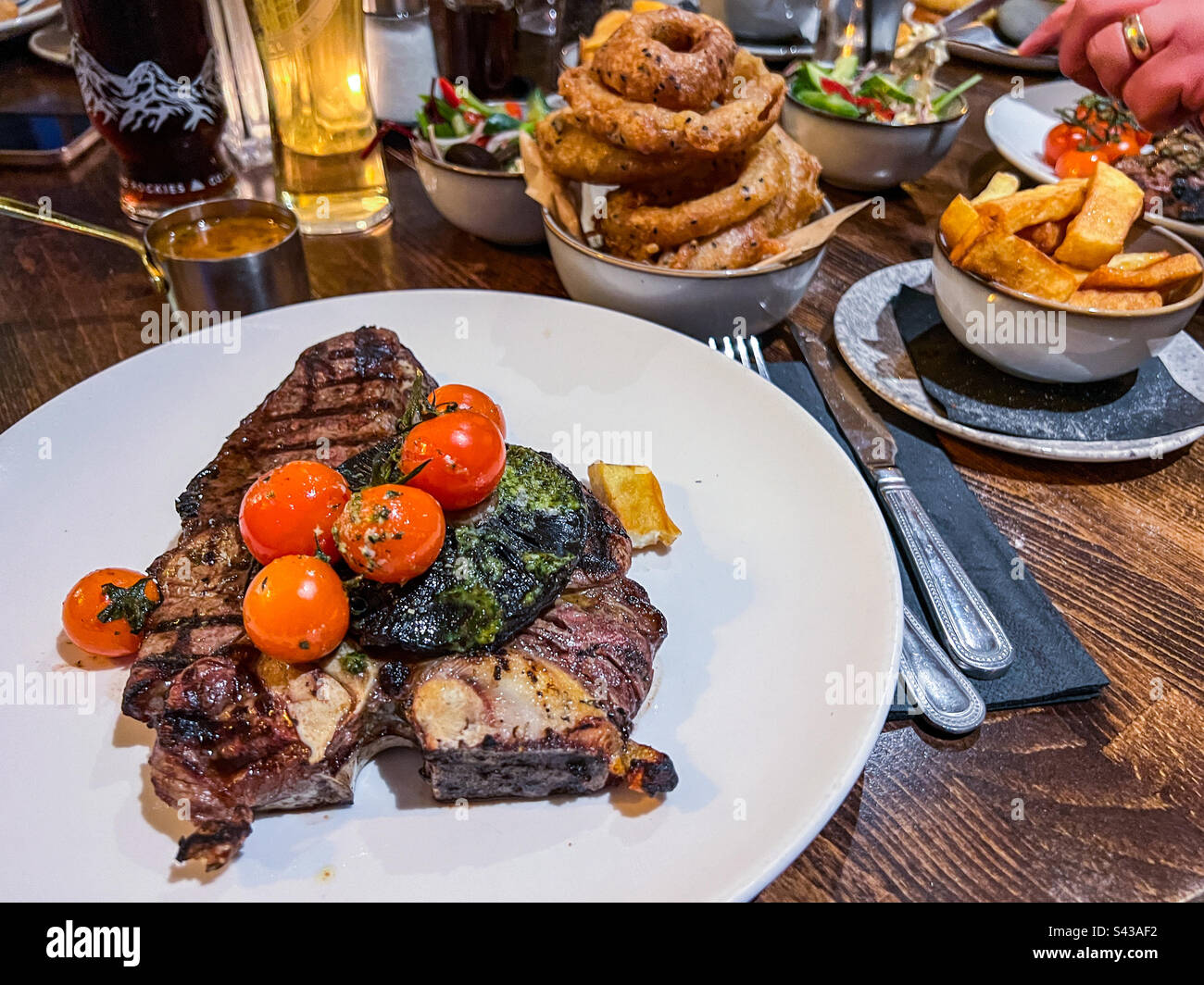 20oz t di bistecca all'osso - Immagine stock catturata con smartphone