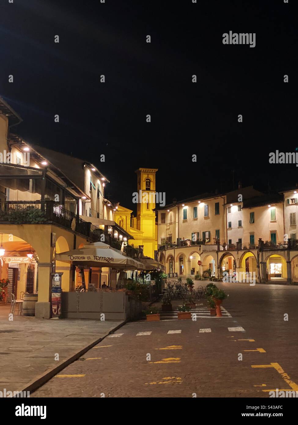 Greve in Chianti, Toscana, Italia illuminata di notte Foto Stock