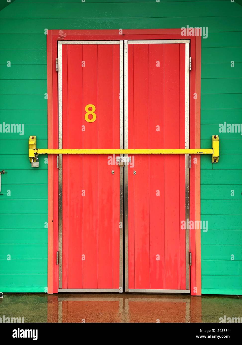 Porta di una capanna sulla spiaggia con il numero 8. Foto Stock
