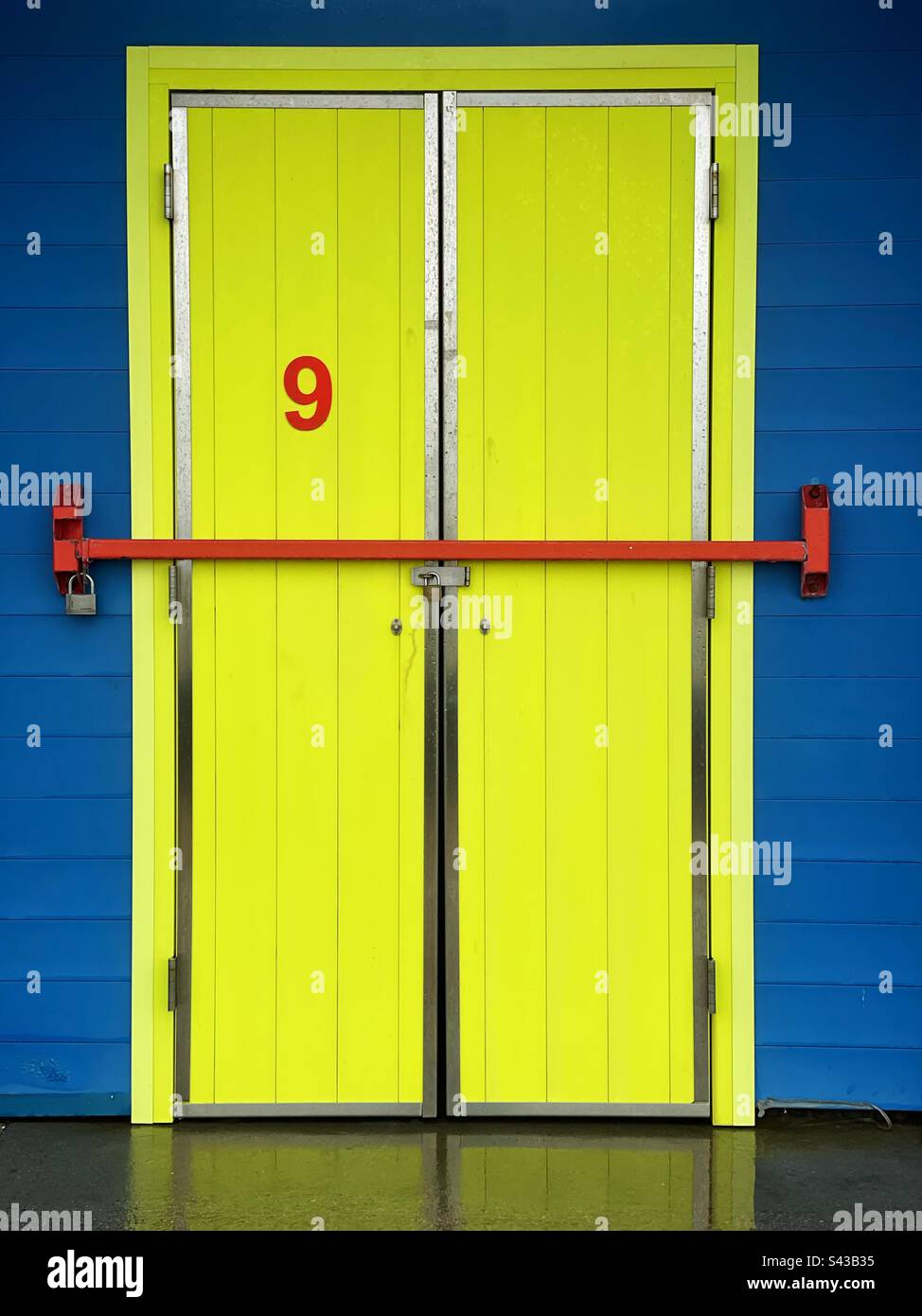 Porta a una capanna di cambio lato spiaggia con il numero 9 su di esso. Foto Stock