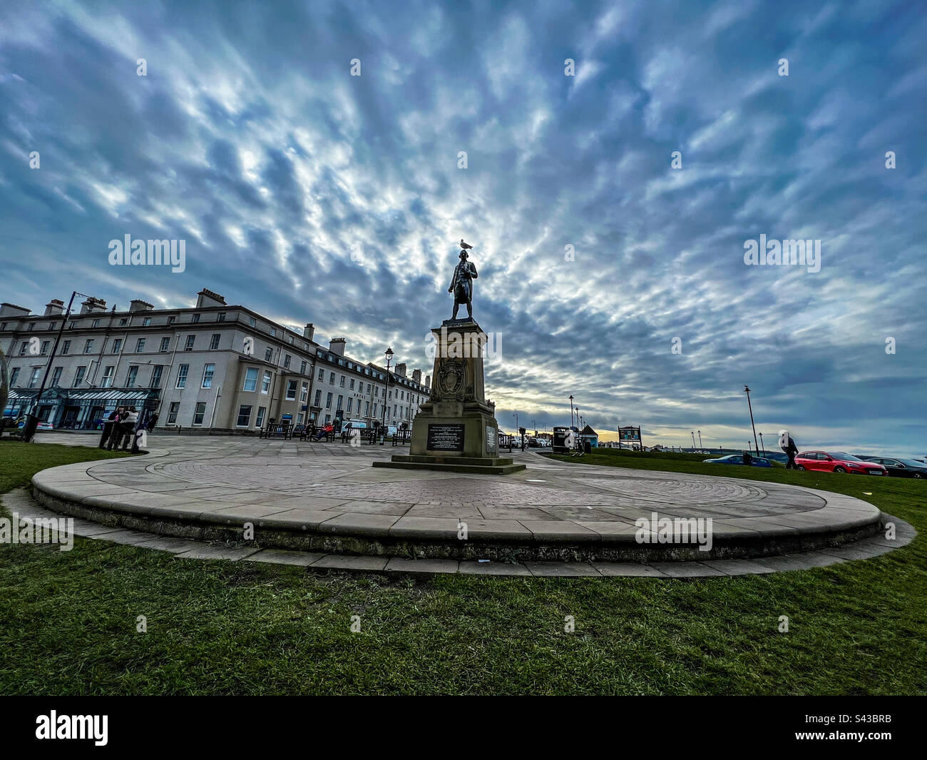 Monumento del capitano James Cook sulla West Cliff a Whitby North Yorkshire con cielo nuvoloso Foto Stock