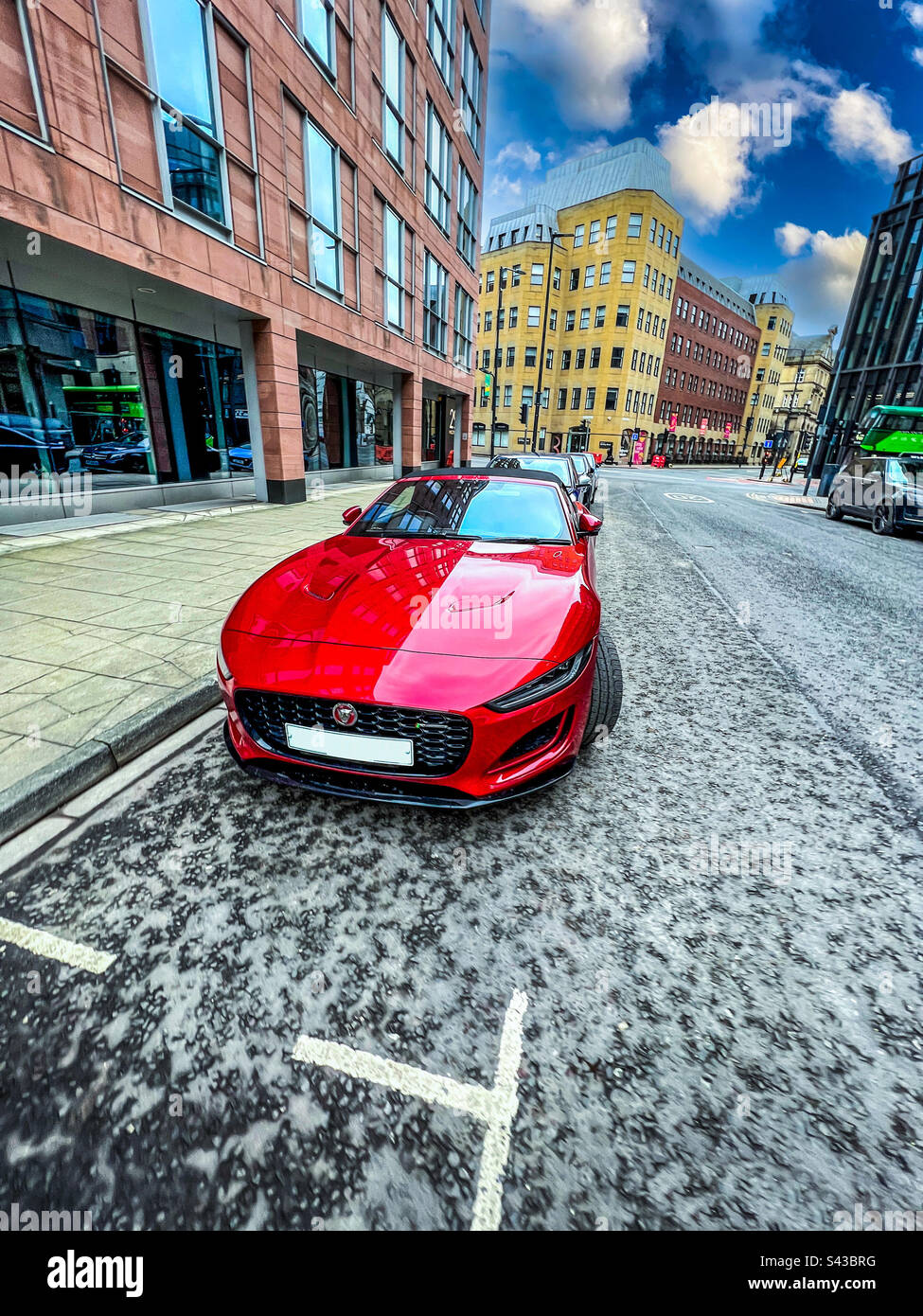 Auto parcheggiate in Park Place nel centro di Leeds - Immagine stock catturata con smartphone