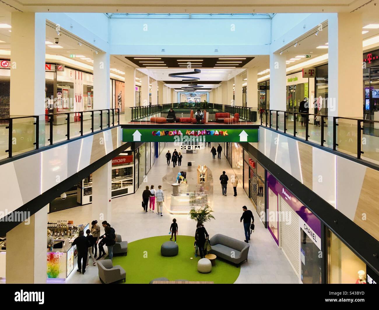 All'interno del centro commerciale Campona, Budateteny, Budapest, Ungheria - Immagine stock catturata con smartphone