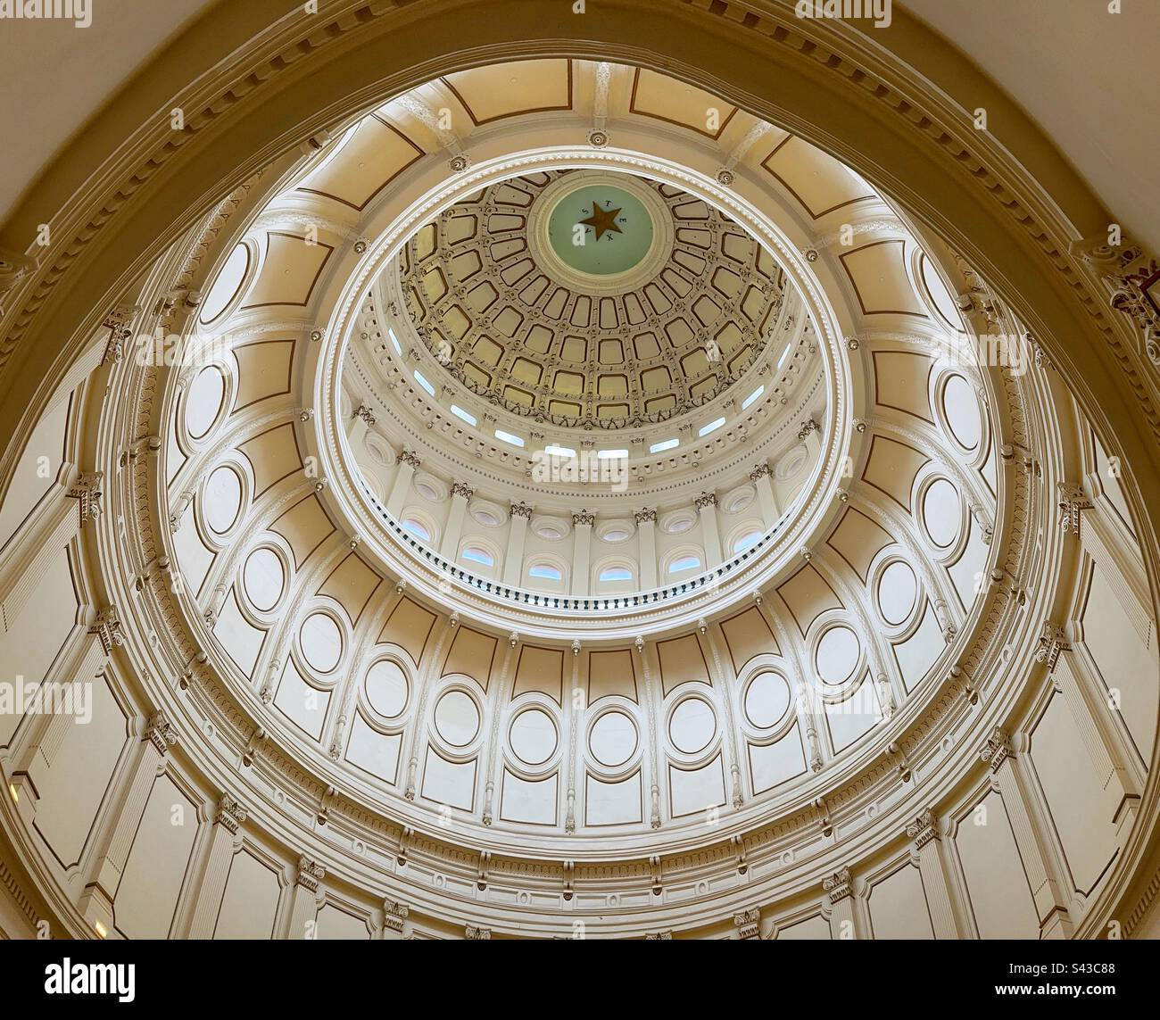 Soffitto della cupola dell'edificio del Campidoglio del Texas ad Austin - Immagine stock catturata con smartphone