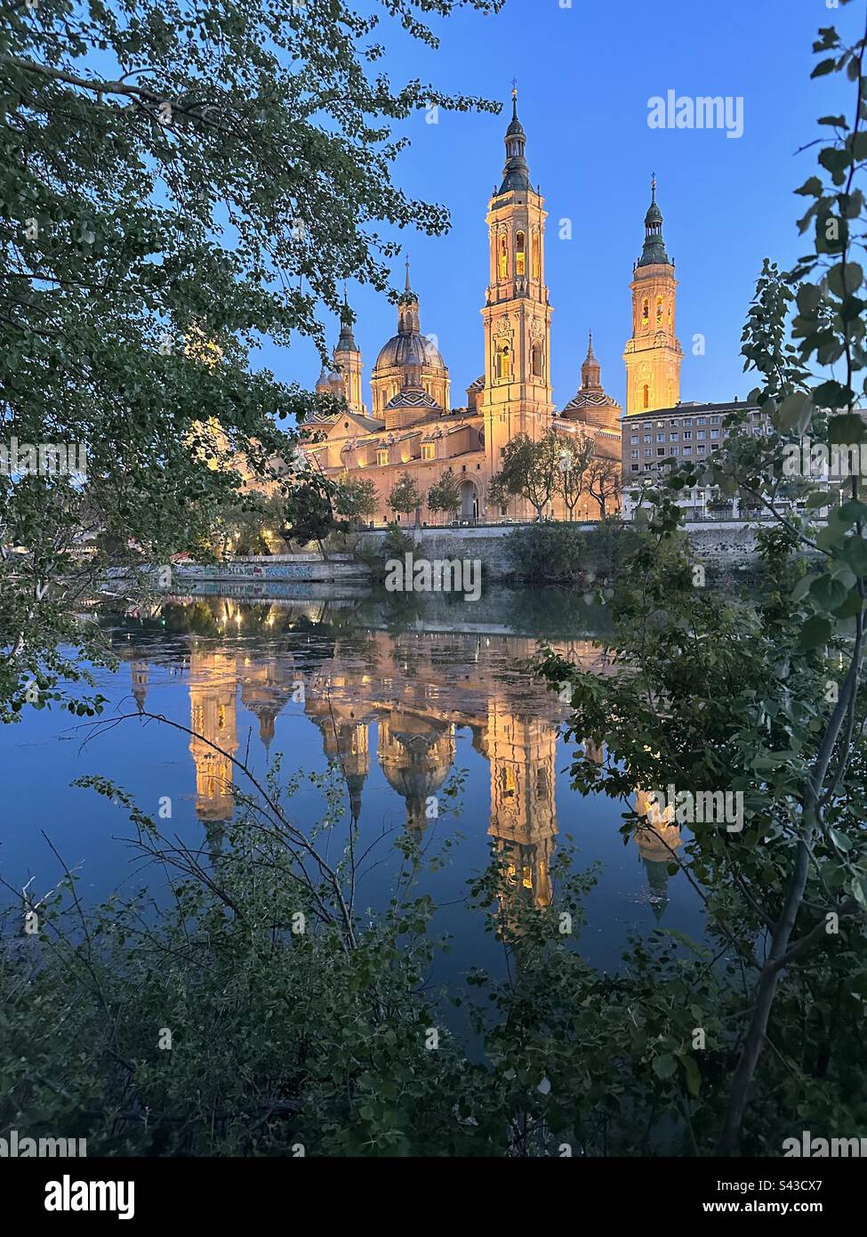 Cattedrale-Basilica di nostra Signora del pilastro, Saragozza, e la sua riflessione sul fiume Ebro. Basílica de Nuestra Señora del Pilar, Saragozza, con reflejo en el rio Ebro Foto Stock