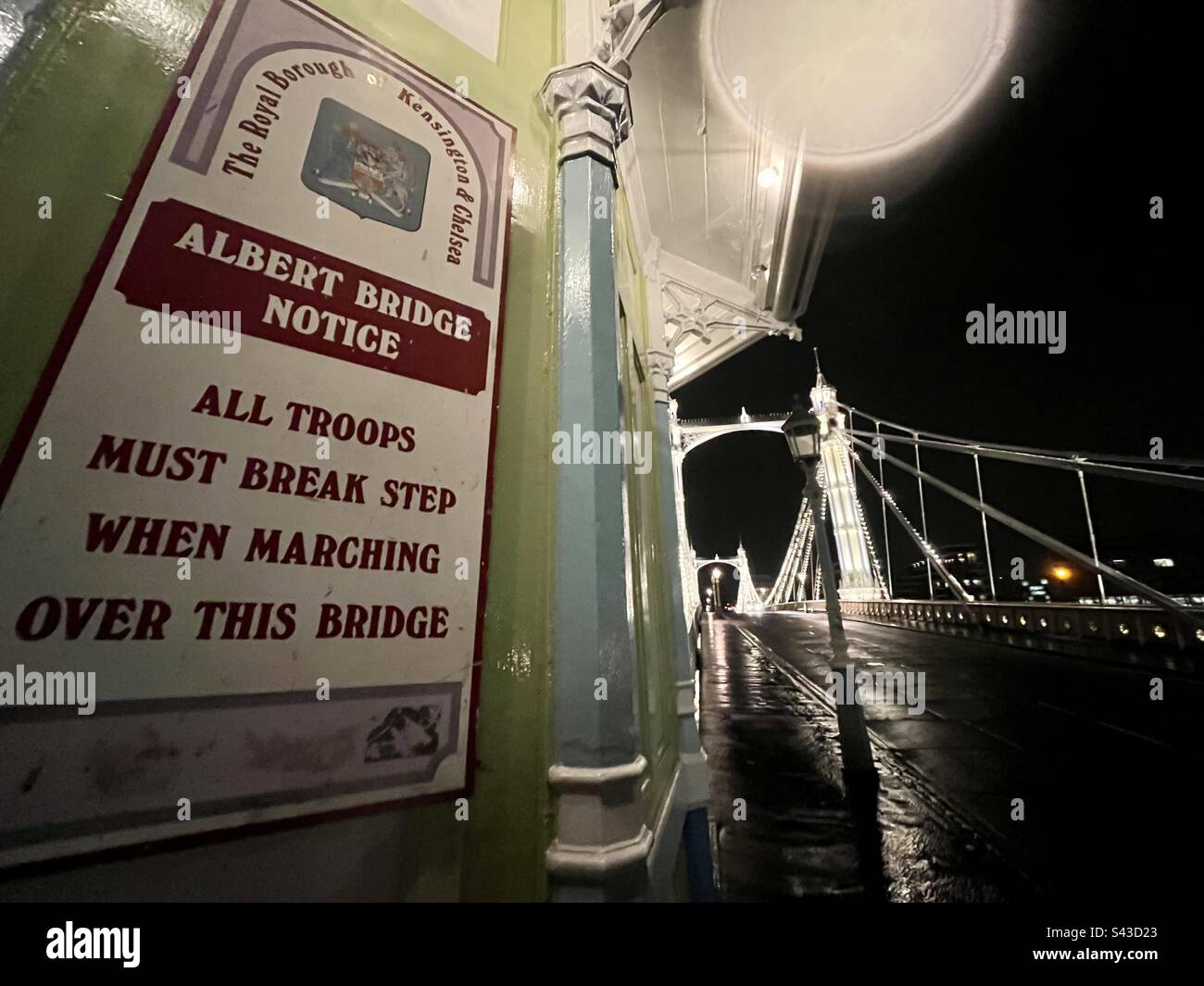 Albert Bridge con un cartello che avverte tutte le truppe di rompere il passo quando si marciano attraverso uno dei ponti di Londra attraverso il Tamigi, nella foto illuminata di notte Foto Stock