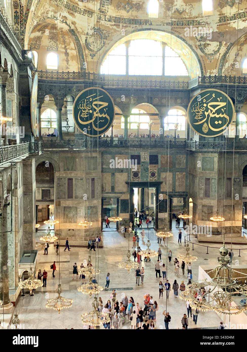 Interno della grande moschea di Hagia Sophia (Ayasofya Camii), Istanbul, Turchia. Originariamente costruita come chiesa ortodossa orientale fino alla conquista di Costantinopoli da parte dell'Impero Ottomano nel 1453 Foto Stock