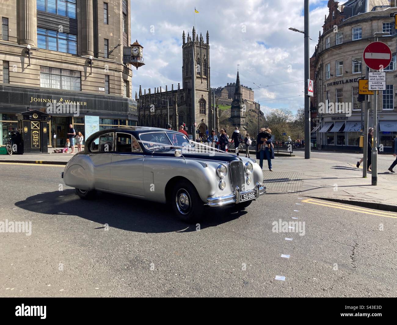 1954 Classic Jaguar Mark 7 in argento riproposto come auto da sposa in limousine con autista, con vista sul castello, in Hope Street, il West End e Princes Street, Edimburgo, Scozia Foto Stock