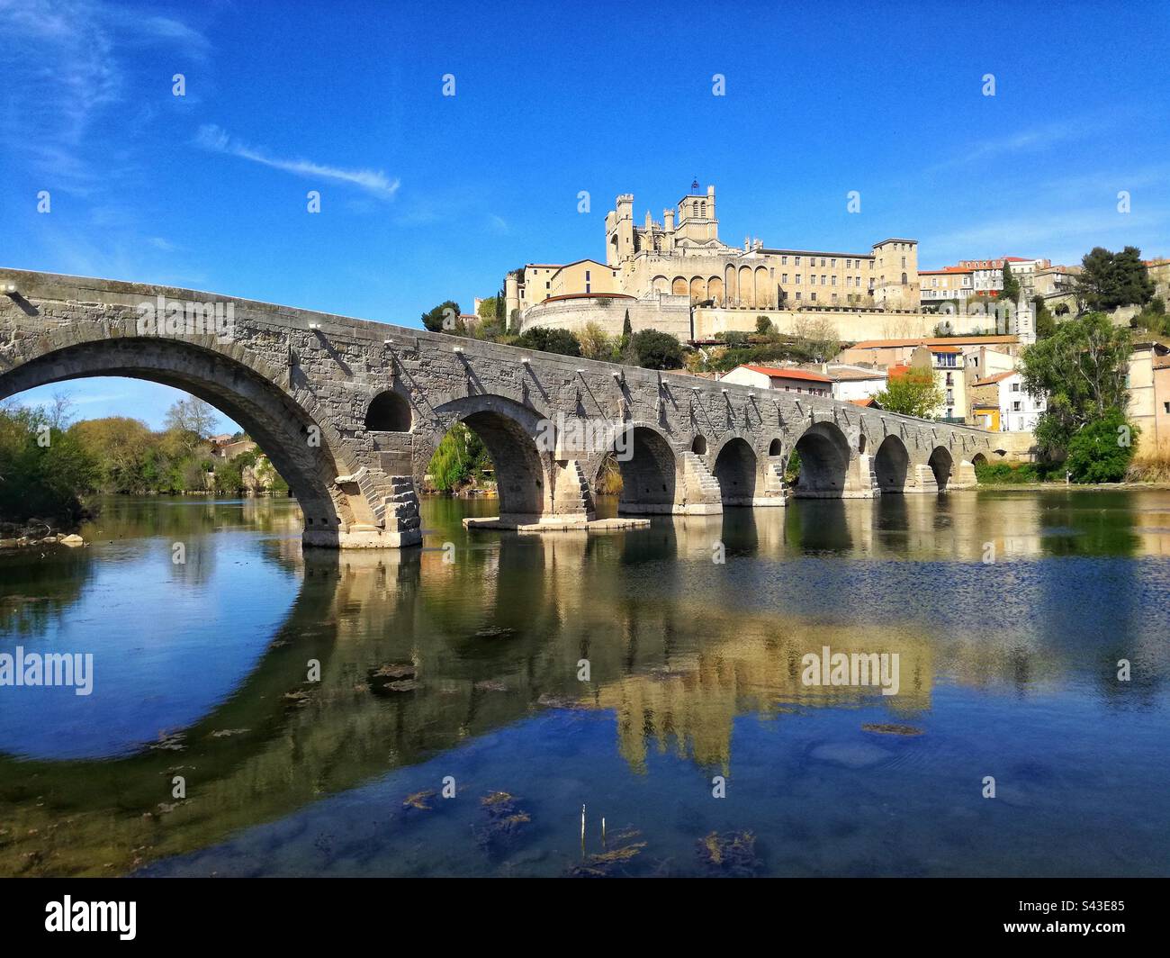 Il Ponte Vecchio e la Cattedrale di St Nazaire a Beziers. Occitania, Francia Foto Stock