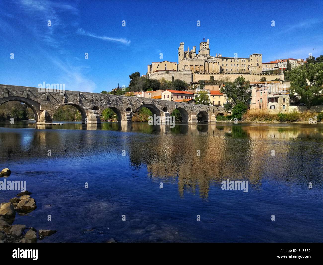 Il Ponte Vecchio e la Cattedrale di St Nazaire a Beziers. Occitania, Francia Foto Stock