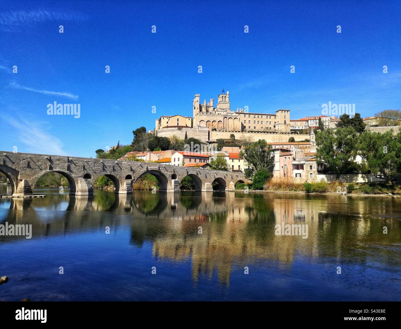 Il Ponte Vecchio e la Cattedrale di St Nazaire a Beziers. Occitania, Francia Foto Stock