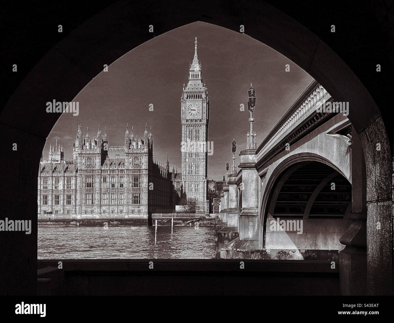 Un'immagine retrò del Big ben, delle Houses of Parliament e del Westminster Bridge a Londra, Inghilterra. Vista sull'arco dalla riva sud del Tamigi. Foto ©️ COLIN HOSKINS. Foto Stock