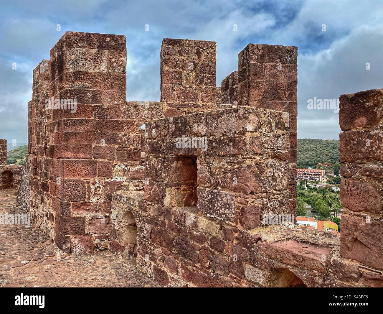 Particolare di antiche mura in mattoni nel Castello di Silves in Algarve, Portogallo. Foto Stock