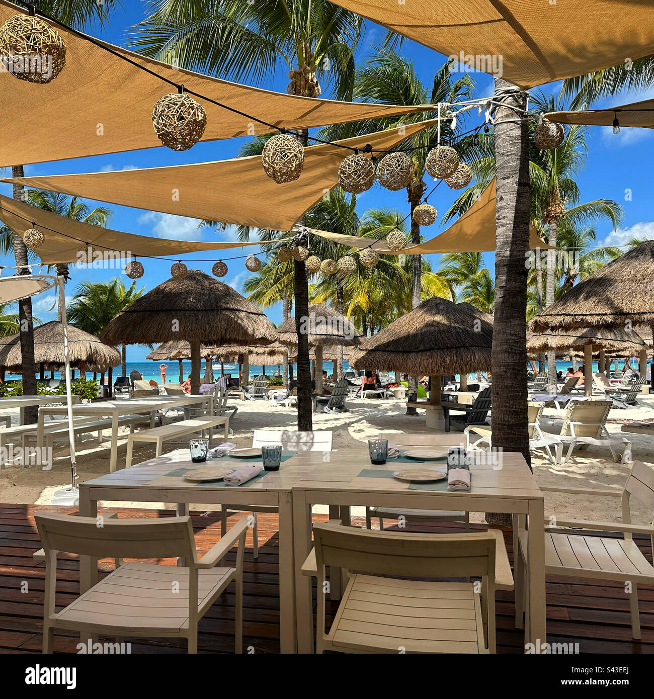 Un ristorante sulla spiaggia presso l'Intercontinental Presidente Cancun Resort, Hotel zone, Cancun, Quintana Roo, Messico Foto Stock