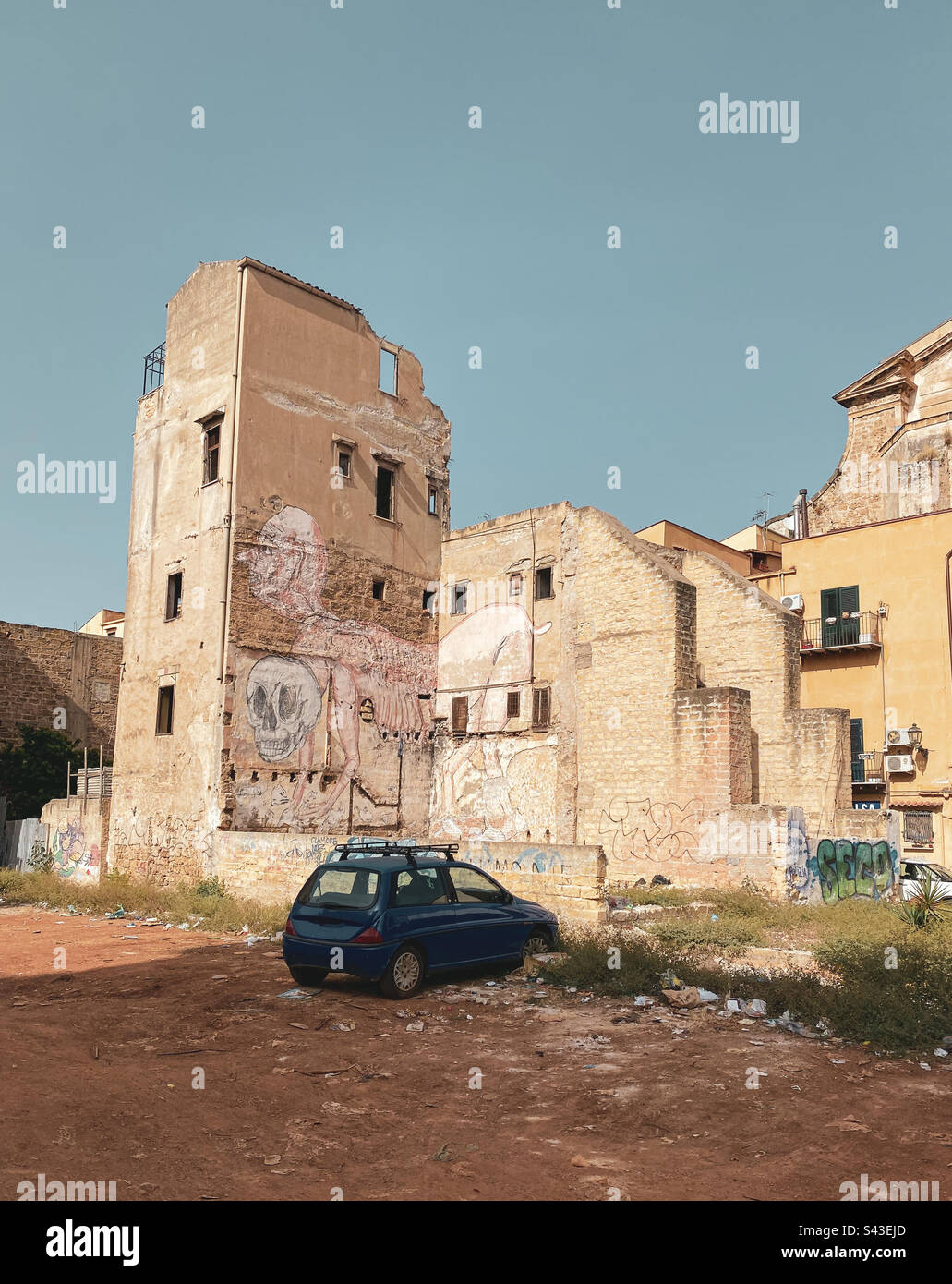 Piccola auto blu parcheggiata vicino a vecchi edifici di Palermo, Sicilia. - Immagine stock catturata con smartphone