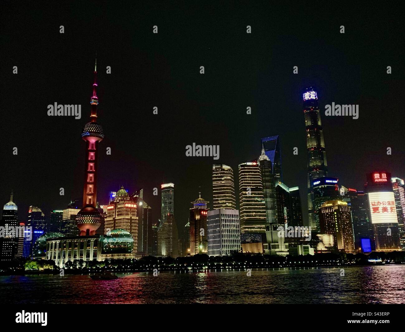 Lo skyline di Shanghai di notte presenta lo Shanghai World Financial Center, la Oriental Pearl Tower e la Jin Mao Tower, Cina Foto Stock