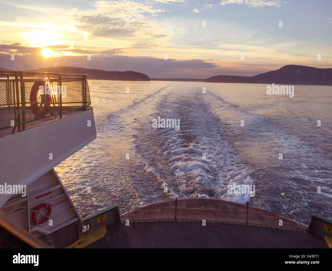 Vista del tramonto sul retro del traghetto sul Puget Sound, Washington state, USA. - Immagine stock catturata con smartphone